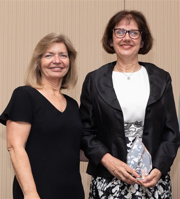 A díjat átadó Ursula Kaiser professzor (balra), az Endokrin Társaság elnöke és a kitüntetett